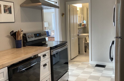 Peaks Island Casa | Bright, updated century old cottage two blocks from the ocean