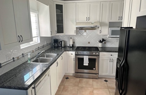 Hastings Casa | Bright & updated home near Burnaby