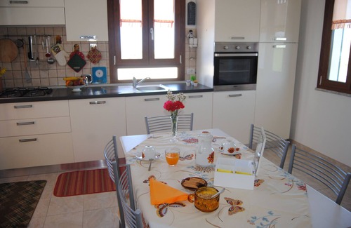 Calasetta Casa | Villa brillante en un oasis verde con vista al mar