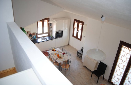 Calasetta Casa | Villa brillante en un oasis verde con vista al mar