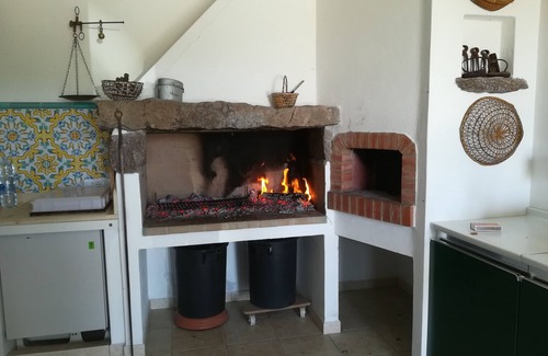 Calasetta Casa | Villa brillante en un oasis verde con vista al mar