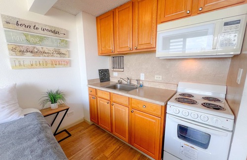 Waikiki Condominio | Bright Waikiki Studio Condo by RedAwning