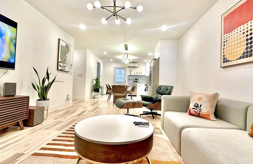 Crown Heights Apartamento | Bright, warm, luxe hideaway”w” private backyard