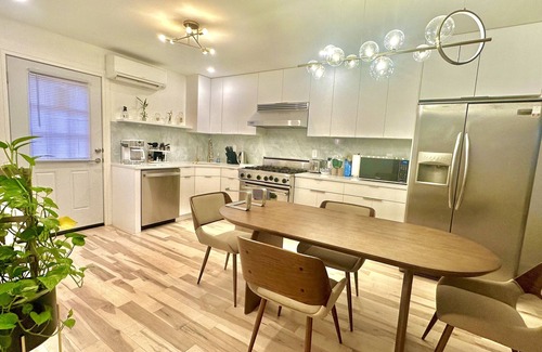Crown Heights Apartamento | Bright, warm, luxe hideaway”w” private backyard