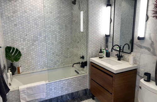 Greenpoint Condominio | Bright waterfront apt with stunning NYC skyline views