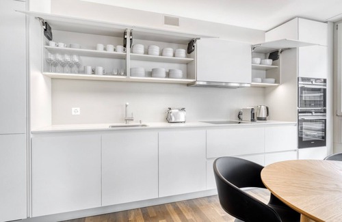 Alt-Wiedikon Apartamento | Bright Wiedikon 3.5 Room w/ Storage & W/D, near Market, by Blueground