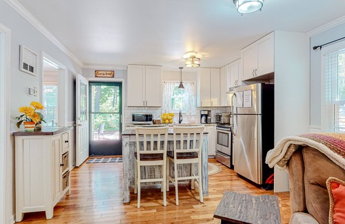 Sautee Nacoochee Cabina | Bright woodland home with deck & firepit - near activities & vineyards -1 dog OK