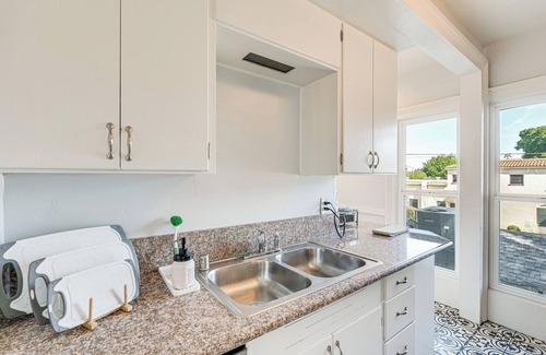 Woodland Apartamento | Bright Woodland Apartment: Walk to Main Street