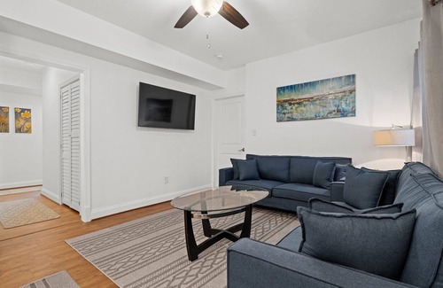 Arlington Apartamento | Brightly Lit English Basement With High Ceilings And Extra Large Windows