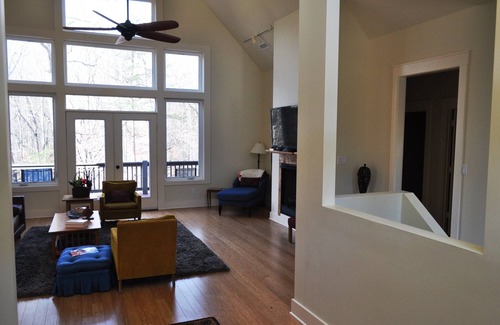 Mill Spring Casa | Escapada a la comodidad del sur de Brights Creek (Gated Community 14. 1 millas TIEC)