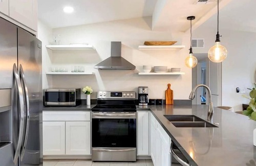South Scottsdale Cabaña | Brilliance-fire Pit & Foosball-walk to Old Town