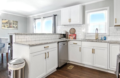 Fayetteville Casa | Brilliant 4-bedroom house in Fayetteville with AC, WiFi, and no cleaning fees.