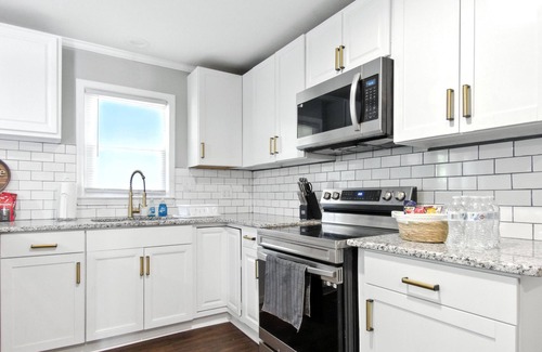 Fayetteville Casa | Brilliant 4-bedroom house in Fayetteville with AC, WiFi, and no cleaning fees.