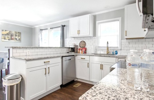 Fayetteville Casa | Brilliant 4-bedroom house in Fayetteville with AC, WiFi, and no cleaning fees.