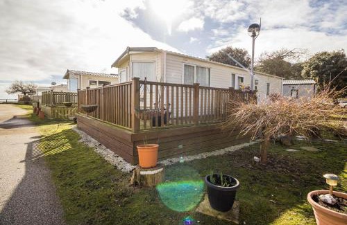 Corton Otro | Brilliant Caravan With A Partial Sea View In Suffolk Ref 32026Az