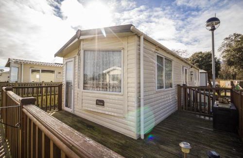 Corton Otro | Brilliant Caravan With A Partial Sea View In Suffolk Ref 32026Az