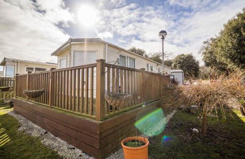 Corton Otro | Brilliant Caravan With A Partial Sea View In Suffolk Ref 32026Az