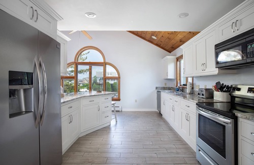 Point Judith Casa | Brilliant Ocean View! Walk to Beach!