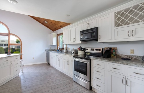 Point Judith Casa | Brilliant Ocean View! Walk to Beach!