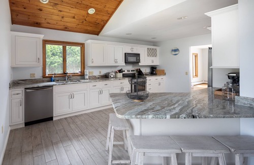 Point Judith Casa | Brilliant Ocean View! Walk to Beach!