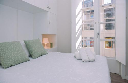 Casco Vello Apartamento | Brillo de Vigo desde la ventana by CABANA Rentals