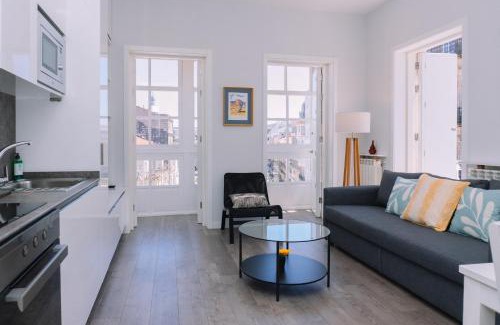 Casco Vello Apartamento | Brillo desde la ventana en Vigo by CABANA Rentals