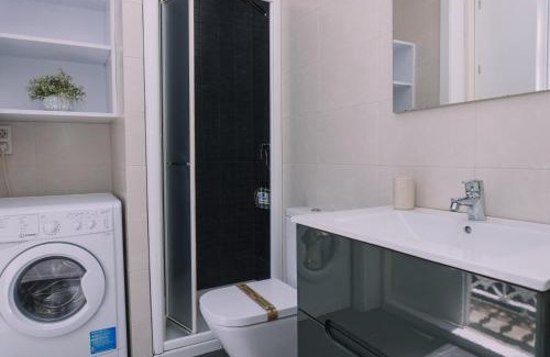 Casco Vello Apartamento | Brillo desde la ventana en Vigo by CABANA Rentals