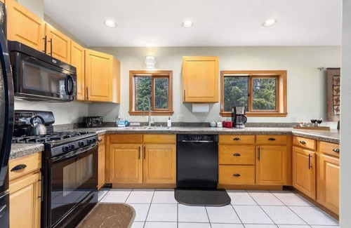 Quandary Village Cabina | Bring Fido! Private Retreat with Hot Tub & Views
