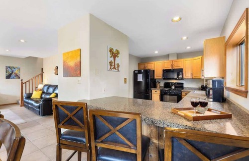 Quandary Village Cabina | Bring Fido! Private Retreat with Hot Tub & Views