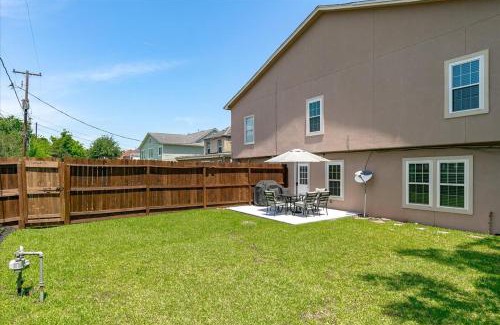 MacGregor Casa | Bring the Crew! 4BR Luxe Pad, Backyard Magic & City at Your Door