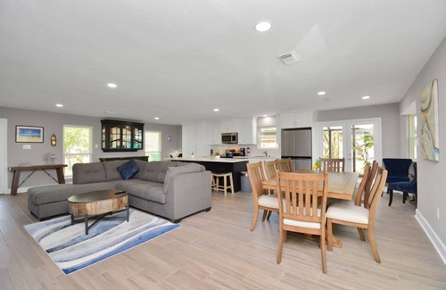 El Lago Casa | Bring the Family/ Large Backyard/ close to Kemah Boardwalk & Space Center