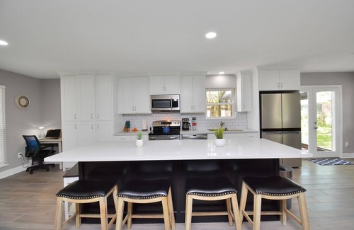 El Lago Casa | Bring the Family/ Large Backyard/ close to Kemah Boardwalk & Space Center