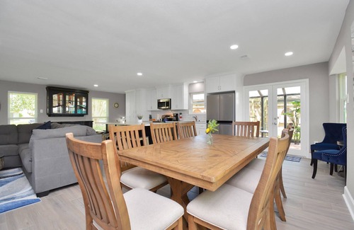 El Lago Casa | Bring the Family/ Large Backyard/ close to Kemah Boardwalk & Space Center