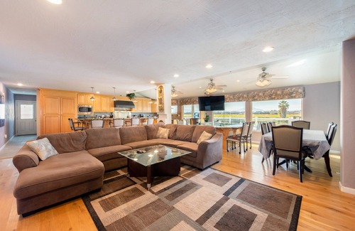 Discovery Bay Casa | Bring the whole family! 7 Bdrm, nice deck, big dock, close to fast water💦