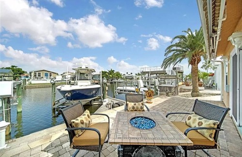 Hutchinson Island South Casa | Bring your boat and come enjoy island life in this canal front home!