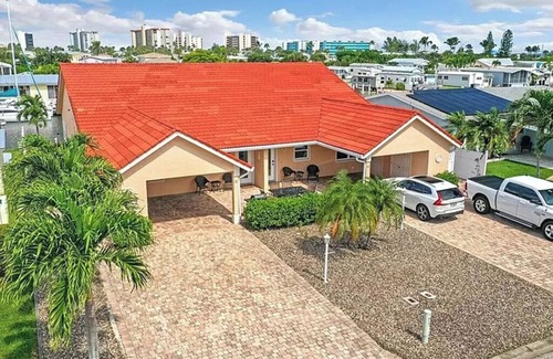 Hutchinson Island South Casa | Bring your boat and come enjoy island life in this canal front home!