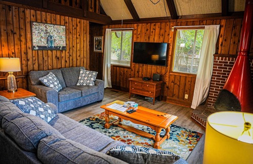 Pine Mountain Chalet De Esquí | Bring your fur-baby and enjoy this beautiful Chalet overlooking Lake Innsbruck!