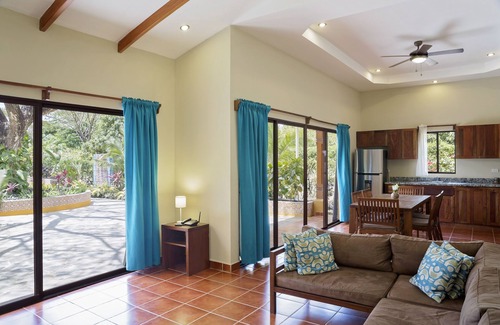 Playa Colorado Casa | Traer a su familia entera / gran grupo de amigos con estas dos casas en uno!