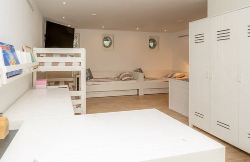 De Heen Casa | ¿Llevar a los amigos de tus hijos? No hay problema, esta villa de agua tiene un rincón de niños de verdad.