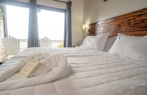 Half Moon Bay Hotel | Brisas Del Mar Roatan