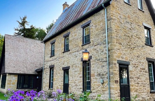 Arena Casa | Brisbane House: Restored Historic Stone House in the Country
