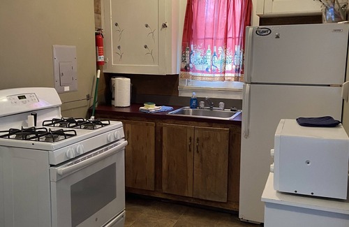 Geneva-on-the-Lake Cabaña | Bristol Cottage at Tiffany's Cottages! New In-Ground Pool, Night Life, GOTL Lake
