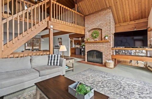 Bristol Hills Cabina | Bristol Lights Lodge - Unbelievable Mountain View on 12 acres!
