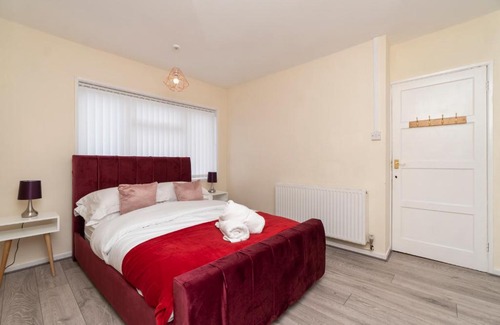 Bristol Casa | Bristol Place - Entire 3 Bedroom Home with Parking & Garden - Groups & Families