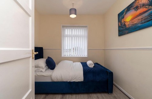 Bristol Casa | Bristol Place - Entire 3 Bedroom Home with Parking & Garden - Groups & Families