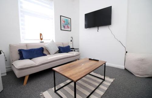 Newport Casa | Bristol Street (2BR FREE parking)| Cohost Partners