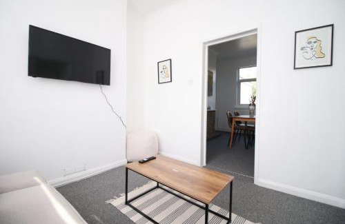 Newport Casa | Bristol Street (2BR FREE parking)| Cohost Partners