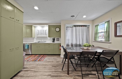 Lake Geneva Apartamento | Broad Street Suite 3|Parking for 3 Vehicles |Walkable |Boho Inspired |Full Kitchen |Huge Living Room