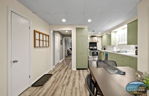 Lake Geneva Apartamento | Broad Street Suite 3|Parking for 3 Vehicles |Walkable |Boho Inspired |Full Kitchen |Huge Living Room