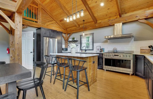 Robertsdale Casa | Broad Top Cabin | Pond + Putting Green